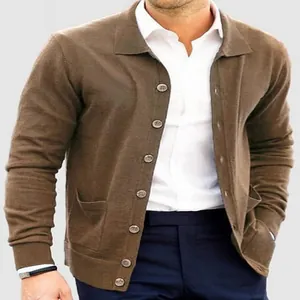 Stylische braune Herren-Strickjacke mit Revers und Einreiher-Knöpfen und Taschen