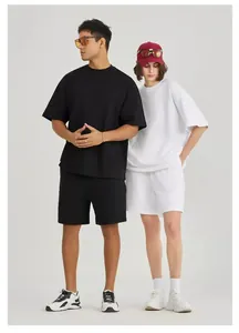 Πλήρης άποψη unisex βαμβακερού oversize t-shirt και σορτς σε μαύρο και λευκό χρώμα