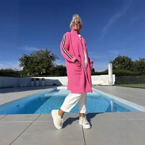 Cardigan in pile rosa con maniche a righe a contrasto per la moda autunno inverno