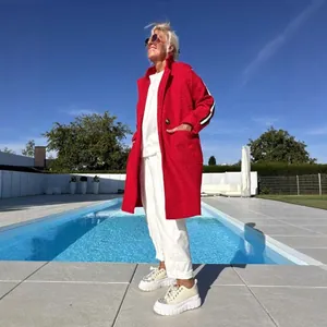 Cardigan da donna in lana d'agnello rossa con dettagli sulle maniche a contrasto.