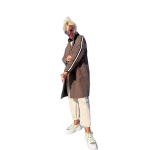 Elegante cardigan in lana di agnello marrone da donna con strisce laterali e vestibilità casual