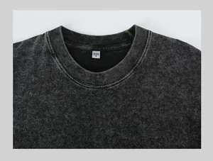 Primer plano detallado del cuello redondo de una camiseta retro de algodón pesado lavado