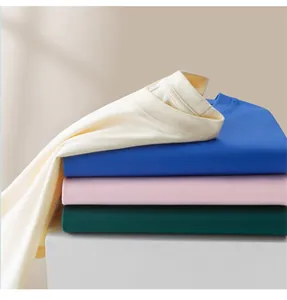 Gros plan détaillé de t-shirts en coton lourd 230G empilés dans plusieurs couleurs vives