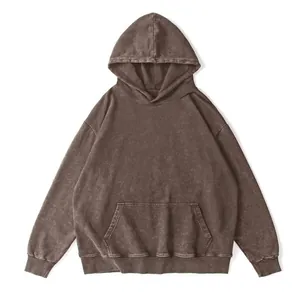 Gros plan d'un sweat à capuche oversize marron délavé vintage avec poche kangourou