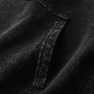 Détail macro de la texture du tissu et de la poche du sweat à capuche délavé