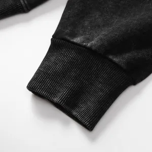 Détail du poignet côtelé et du tissu délavé d'un sweat-shirt épais au style vintage