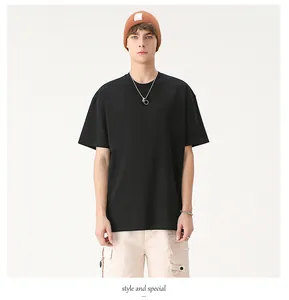 Mannequin homme portant un t-shirt noir en coton lourd 230G au style streetwear ample