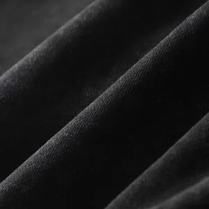 Détail macro d'un tissu de sweat à capuche noir délavé vintage avec texture de cire