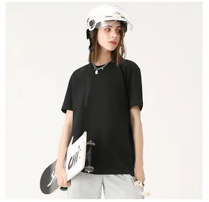 Détail d'un t-shirt noir ample en coton lourd 230g sur un mannequin avec skate