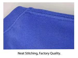 Detaillierte Nahaufnahme der ordentlichen Doppelnaht an der Schulter eines blauen Baumwoll-T-Shirts