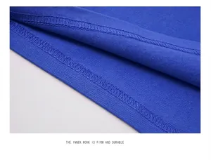 Detailaufnahme der verstärkten Doppelnaht an einem hochwertigen blauen Baumwoll-T-Shirt