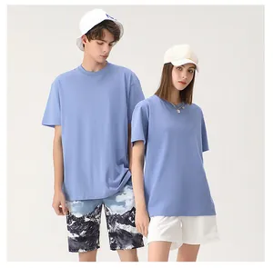 Modèles en couple présentant des t-shirts amples en coton bleu clair de 230g lourds