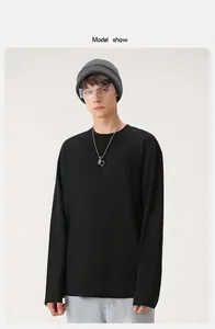 Detailaufnahme des schweren, locker sitzenden schwarzen Baumwoll-Langarm-T-Shirts