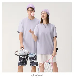 Détail de t-shirts violets unisexe en coton lourd dans un cadre de style de vie tennis