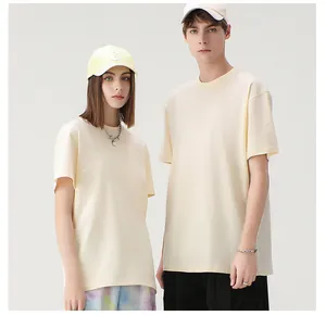 Deux modèles portant des t-shirts unisexes en coton lourd 230g crème à coupe ample