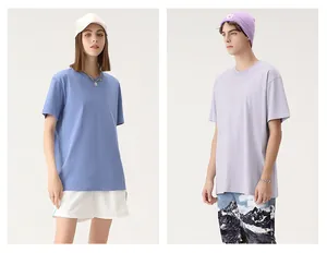 Comparaison de t-shirts en coton lourd sur des modèles homme et femme en studio