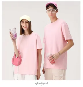 Vue détaillée d'un couple portant des t-shirts roses en coton lourd à col rond et manches