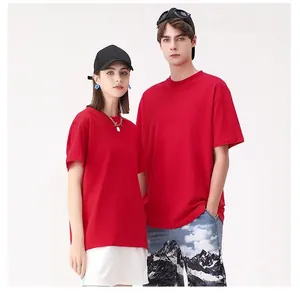 Vue de face de modèles portant des t-shirts en coton rouge vif pour hommes et femmes