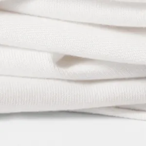 Gros plan détaillé sur un tissu en pur coton peigné blanc lourd de 230G pour des tee-shirts