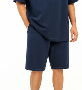 Λεπτομέρεια από μπλε βαμβακερή βερμούδα oversized με vintage ξεθωριασμένες ραφές