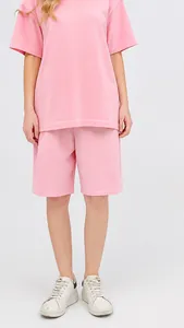 Λεπτομερής προβολή ροζ vintage βαμβακερής oversized βερμούδας σε μοντέλο που στέκεται