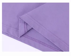 Primer plano detallado del dobladillo y las costuras de un crop top algodón lila