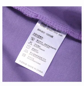 Vista macro detallada de la etiqueta de cuidado de una camiseta corta de puro algodón morada