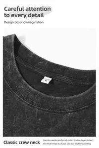 Λεπτομέρεια ενισχυμένου λαιμού σε μαύρο oversized μπλουζάκι 250g με όξινη πλύση