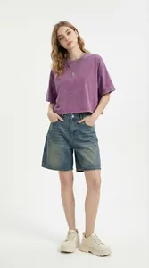 Modelo con camiseta crop top violeta vintage y pantalones cortos de mezclilla