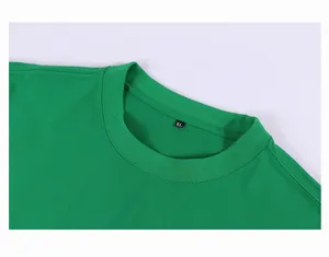 Primer plano del escote acanalado y la etiqueta de talla de una camiseta de algodón verde