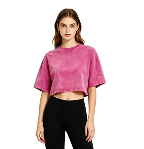 Vista frontal de una camiseta corta rosa con lavado ácido para mujer, estilo deportivo