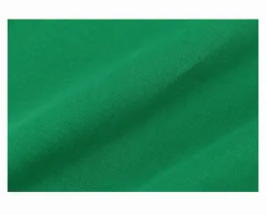 Primer plano de la textura de tela de algodón verde para camisetas ajustadas de mujer.