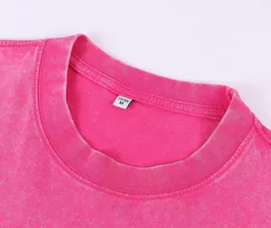 Vista detallada de una camiseta rosa de algodón lavado con cuello redondo y etiqueta