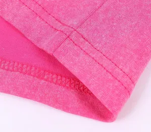 Vista macro detallada que muestra el dobladillo de doble costura en una camiseta rosa