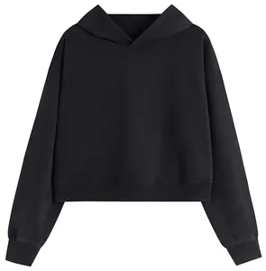 Λεπτομέρεια μαύρου cropped oversized hoodie για γυναίκες με πλεκτές μανσέτες και σχέδιο