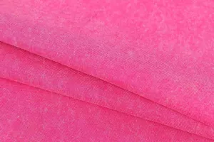 Primer plano macro de la textura de la tela de punto rosa vibrante para el detalle de la camiseta.