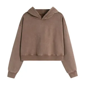 Μπροστινή όψη καφέ oversized cropped hoodie με υφή πλυμένου βαμβακιού.