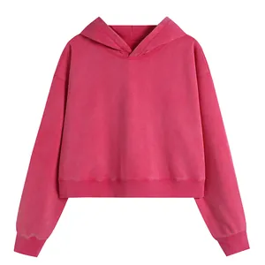 Λεπτομερής προβολή κοντής oversized μπλούζας με κουκούλα σε ματζέντα με απαλή υφή