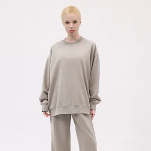 Felpa girocollo unisex oversize lavata distressed 380g mostrata sulla modella