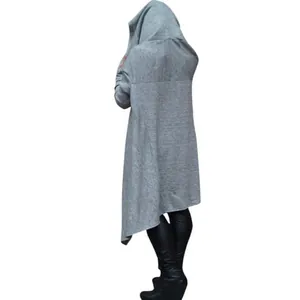 Detailansicht eines langen grauen Kapuzenpullovers mit asymmetrischem Saumdesign.