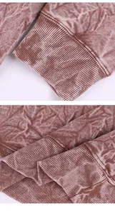 Gros plan d'un sweat-shirt délavé à l'acide de 400g avec poignets côtelés froissés.
