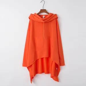 Detailansicht des asymmetrischen Saums an einem leuchtend orangefarbenen Kapuzenpullover.