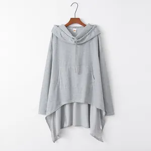 Graues Oversize-Kapuzensweatshirt mit stylischem Vokuhila-Saum und Kängurutasche