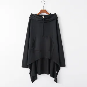 Detailansicht eines schwarzen Oversized-Hoodies mit unregelmäßigem Saum und Kängurutasche