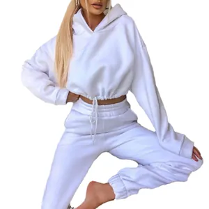 Ensemble de survêtement blanc deux pièces avec sweat à capuche court et jogging