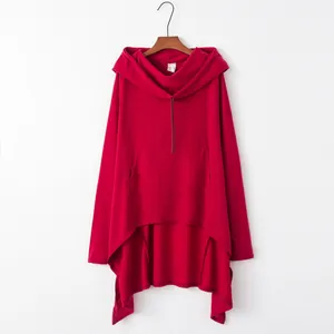 Detailansicht eines roten Oversized-Kapuzenpullovers mit asymmetrischem Saum