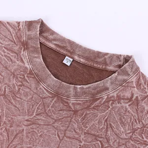 Gros plan d'un sweat-shirt oversize 400g avec une finition froissée effet neige