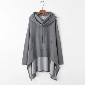 Detailansicht eines grauen, langen Oversize-Kapuzenpullovers mit asymmetrischem Saum