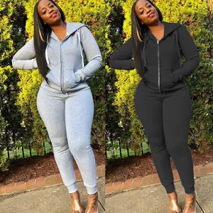Comparaison d'un ensemble de survêtement à capuche et jogging gris et noir pour femme