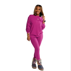 Zweiteiliges Damen-Sportset in Magenta mit einem Langarmshirt und passenden Leggings